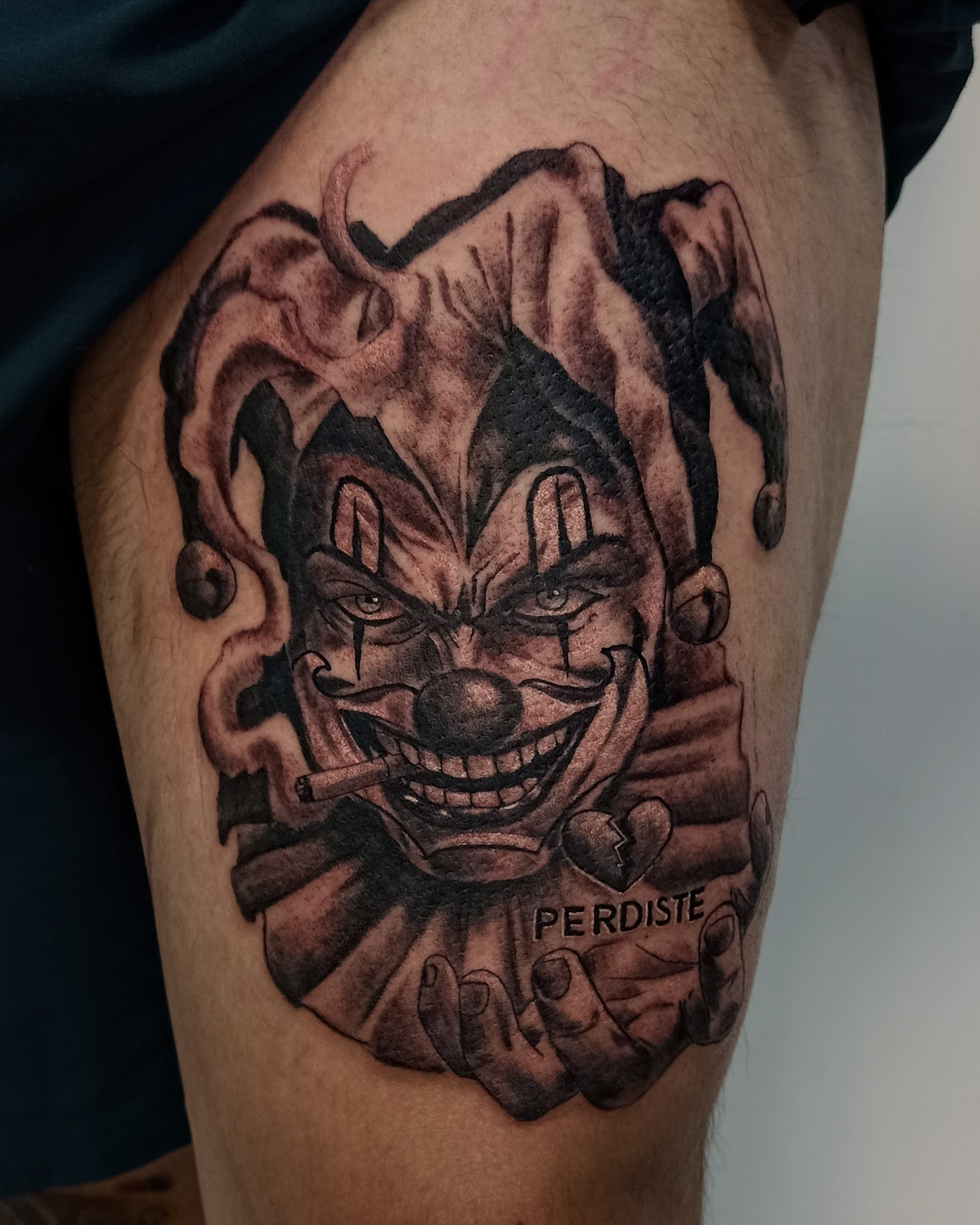 Tatuaje realismo blanco y negro en muslo