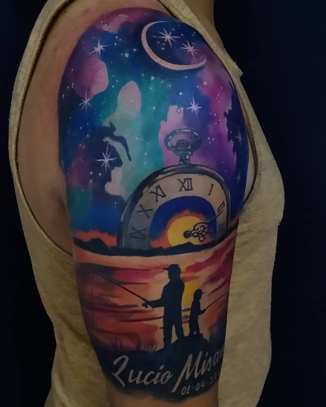 Tatuaje memorial a color con reloj y escena nocturna en brazo
