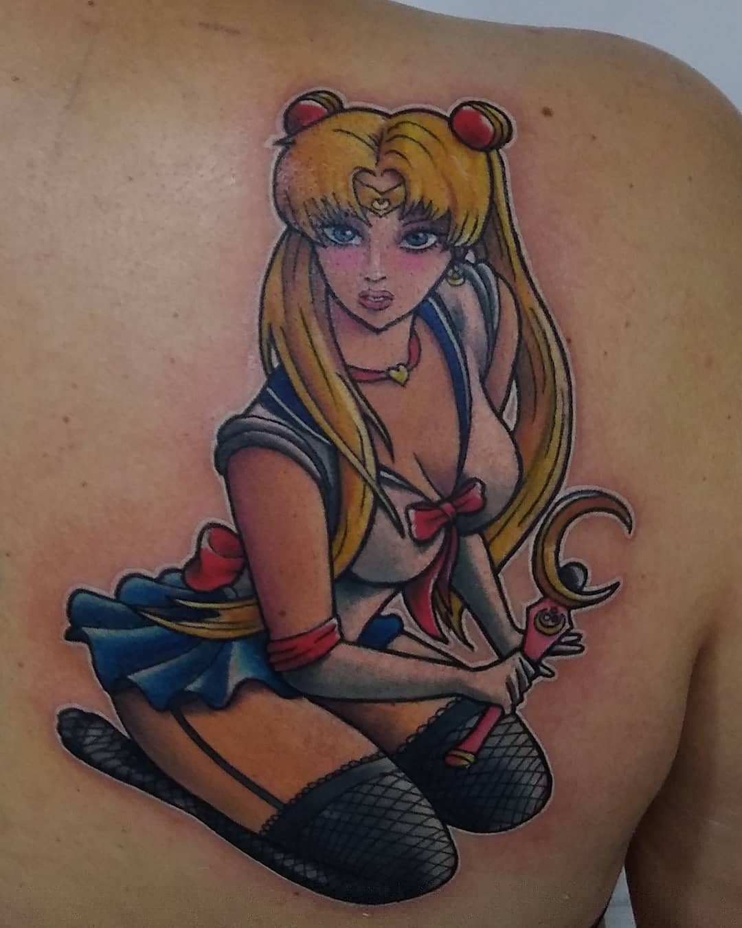 Tatuaje a color estilo new-school en espalda